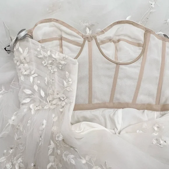 Monique Lhuillier Tivoli Wedding Dress - Picture 10 of 12